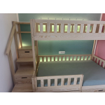 Spielbett mit Treppe für ein Kind aus Holz